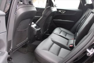 VOLVO XC60 B4 (d) AWD Geartronic Momentum Pro 8