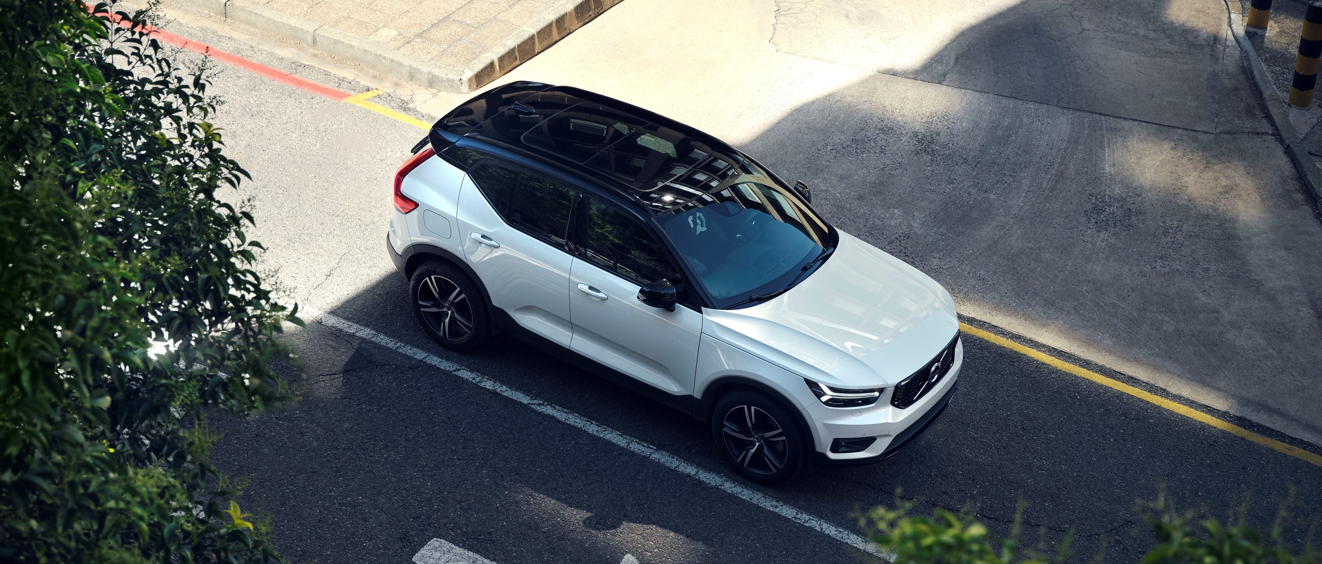 262881 The Refreshed Volvo XC40 T5 Plug In Hybrid In Crystal White Pearl (1)
